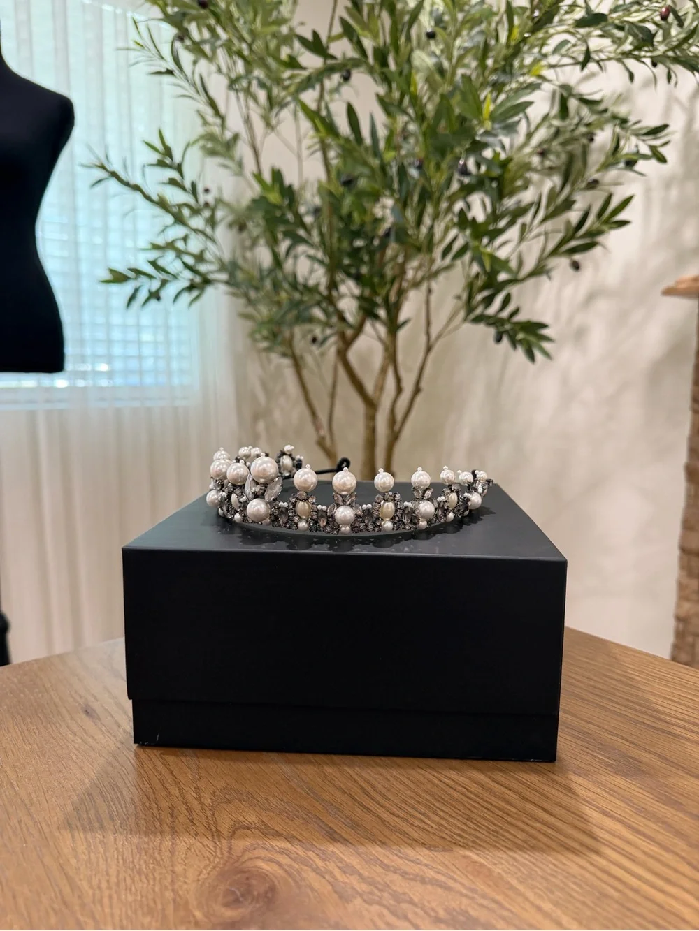 Vera Wang Pearl and Crystal Tiara Headband in Ivory and Silver